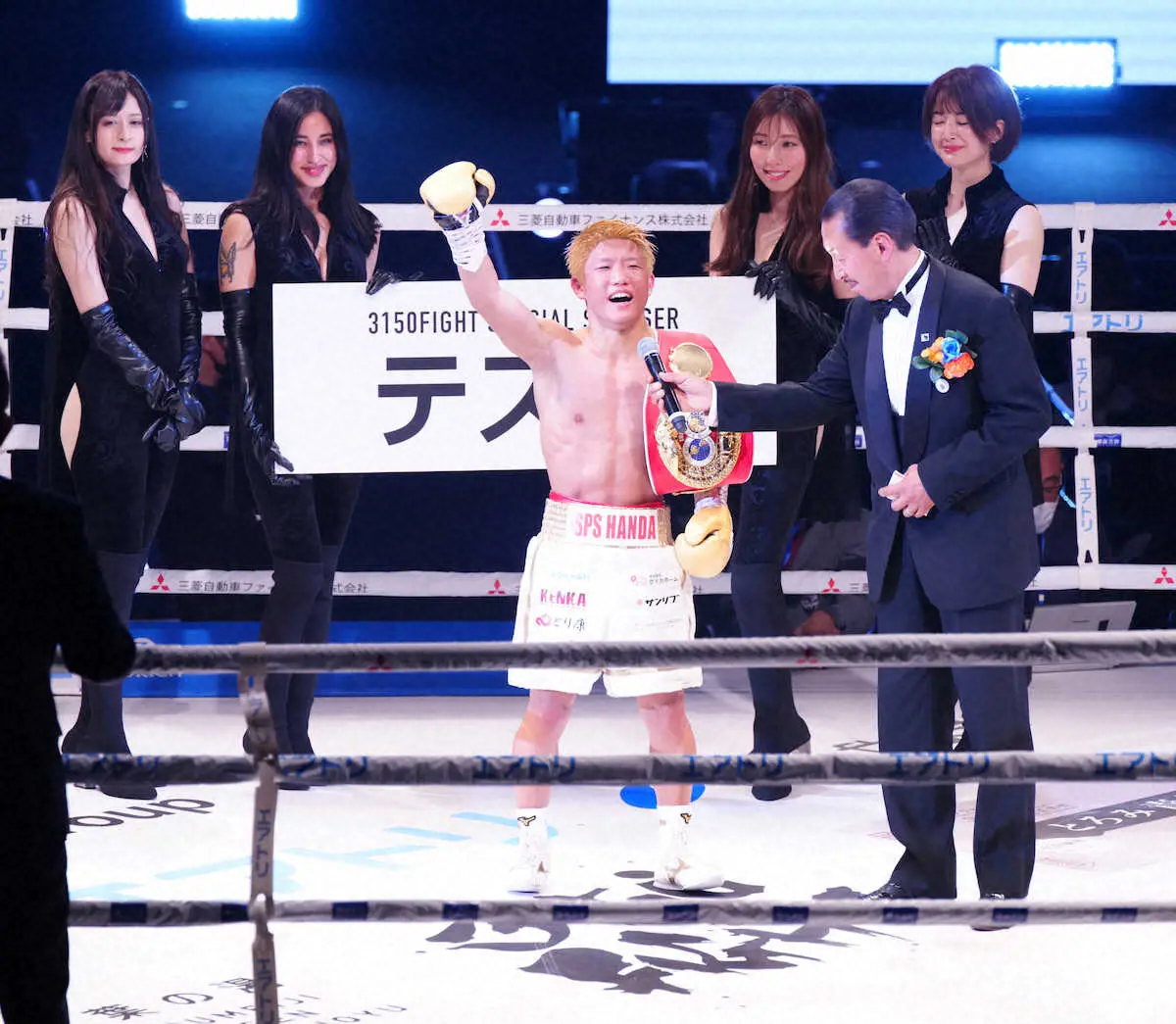 【画像・写真】重岡兄弟　世界初の快挙に花添えた!ラウンドガールの“過激衣装”がネットで反響「斬新すぎる」