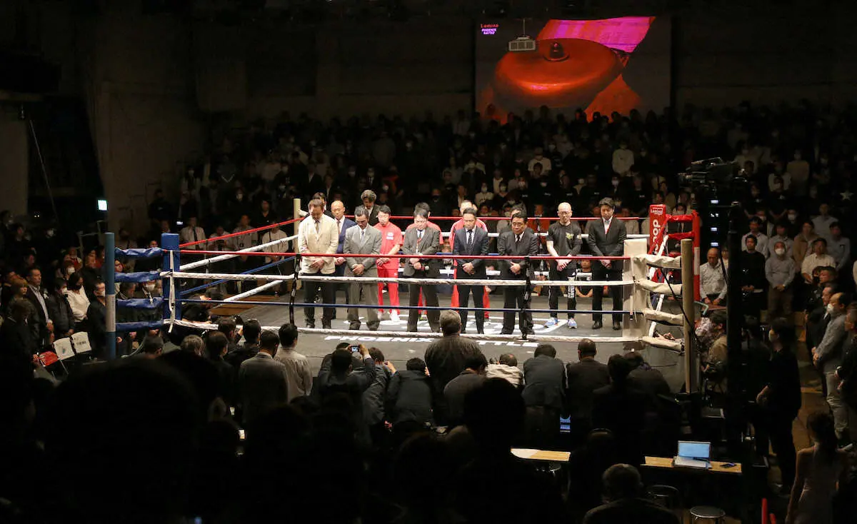 【画像・写真】ヨネクラジム元会長・米倉健司氏の死去を悼み大橋秀行・大橋ジムボクシング会長（前列中央）ら関係者が並び追悼のテンカウントゴングが鳴らされた（撮影・村上　大輔）