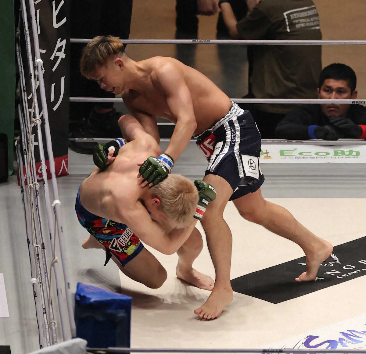 【画像・写真】＜RIZIN42＞第9試合/三浦孝太　vs.　YA－MAN　YAーMANの膝蹴りに転がる三浦（左）（撮影・篠原岳夫）