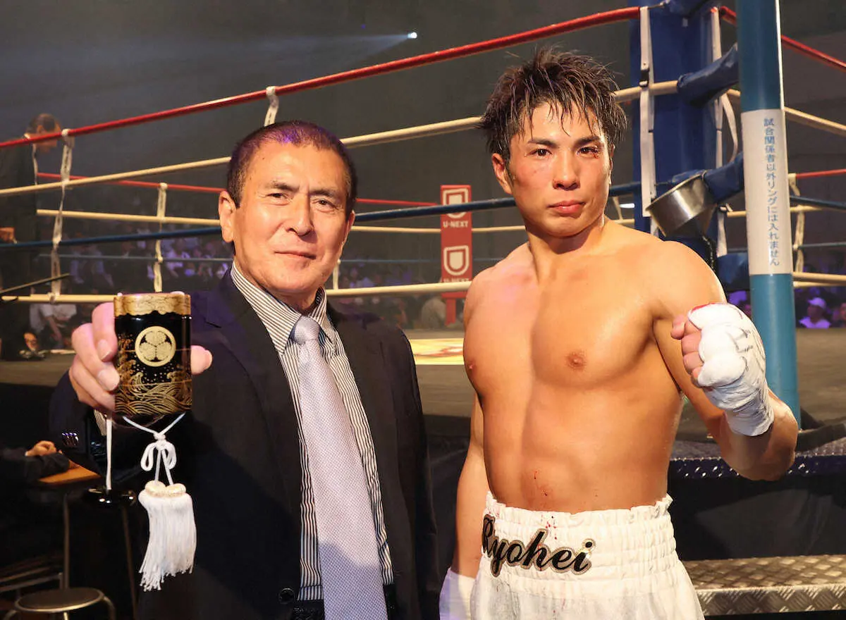 【画像・写真】2回TKO勝ちの伊吹（右）は印籠を手にした祖父で俳優の伊吹吾郎とポーズ（撮影・村上大輔）