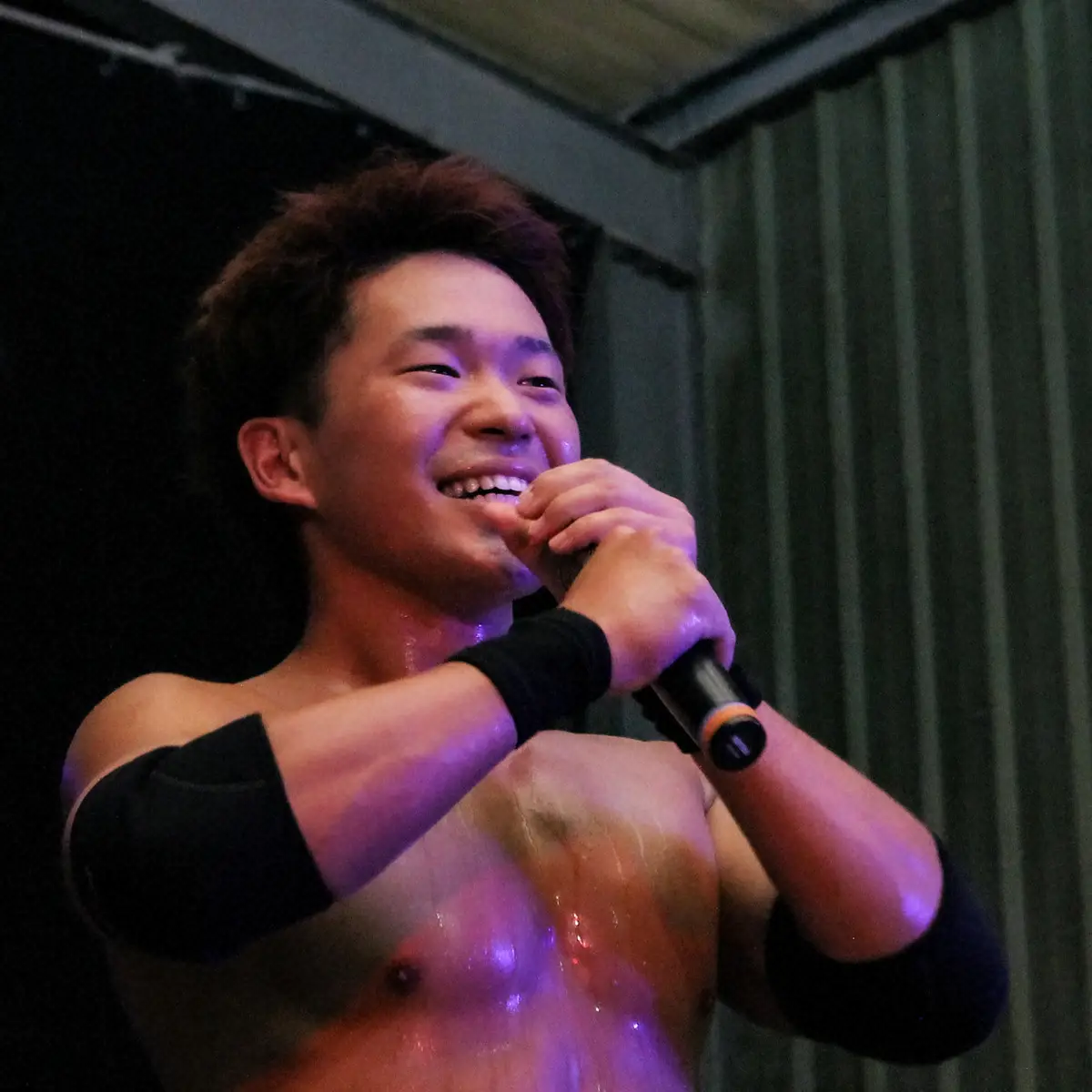 【画像・写真】試合後に笑顔を見せるドラゴン・ダイヤ（撮影・酒井卓也）