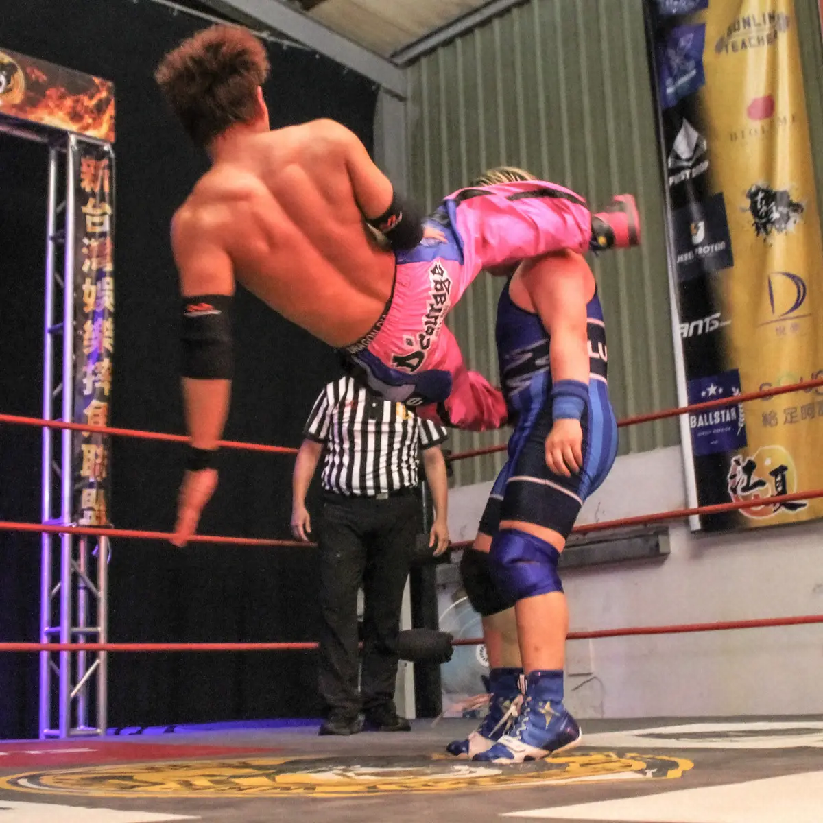 【画像・写真】延髄蹴りを打ち込むドラゴン・ダイヤ（撮影・酒井卓也）