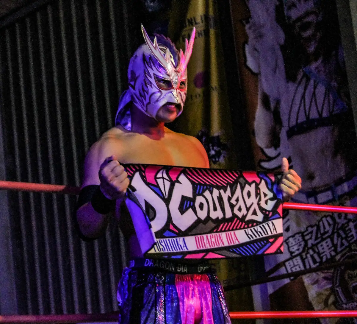 【画像・写真】マスクを着用して入場したドラゴン・ダイヤ（撮影・酒井卓也）