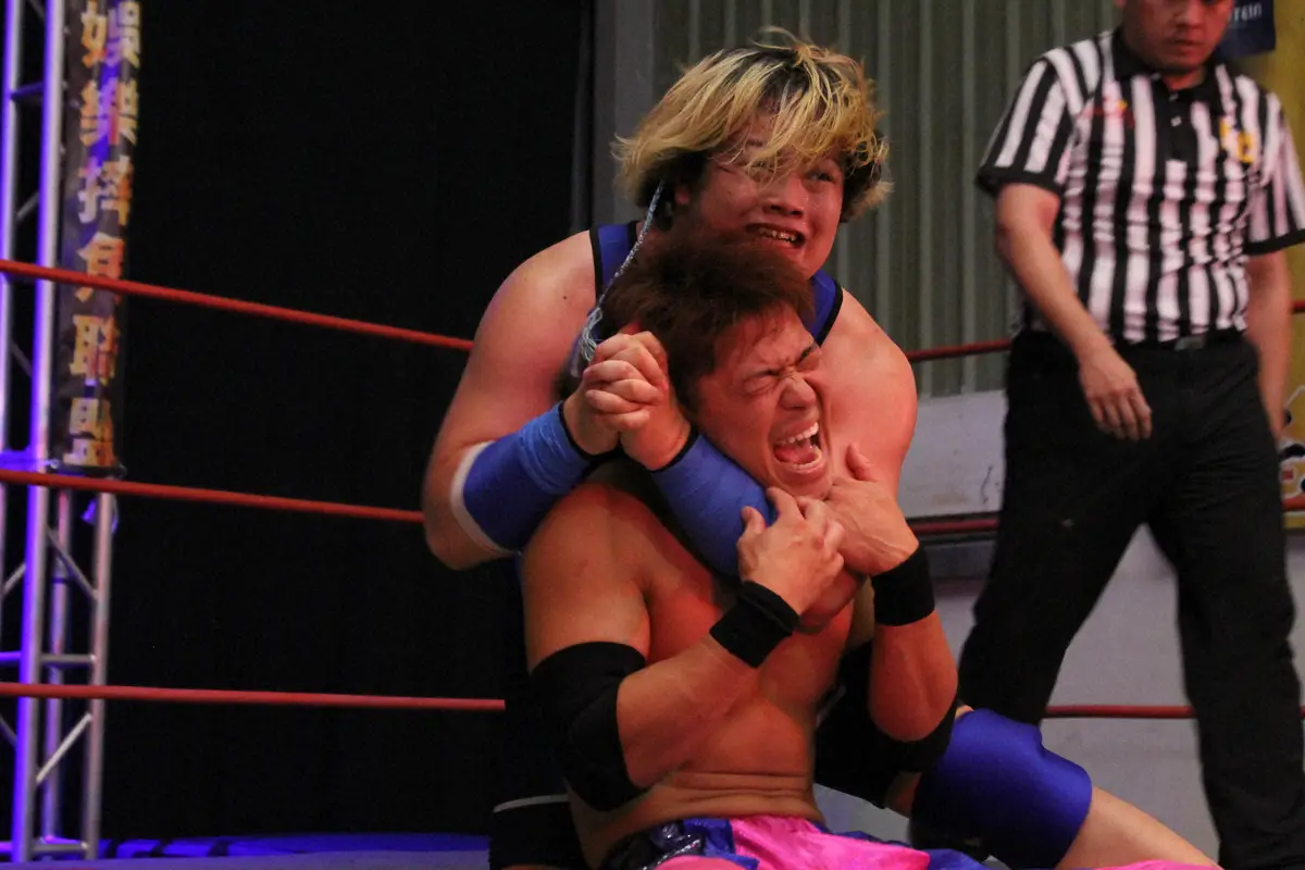 【画像・写真】ドラゴン・ダイヤをスリーパーホールドで締めるルシファー（撮影・酒井卓也）