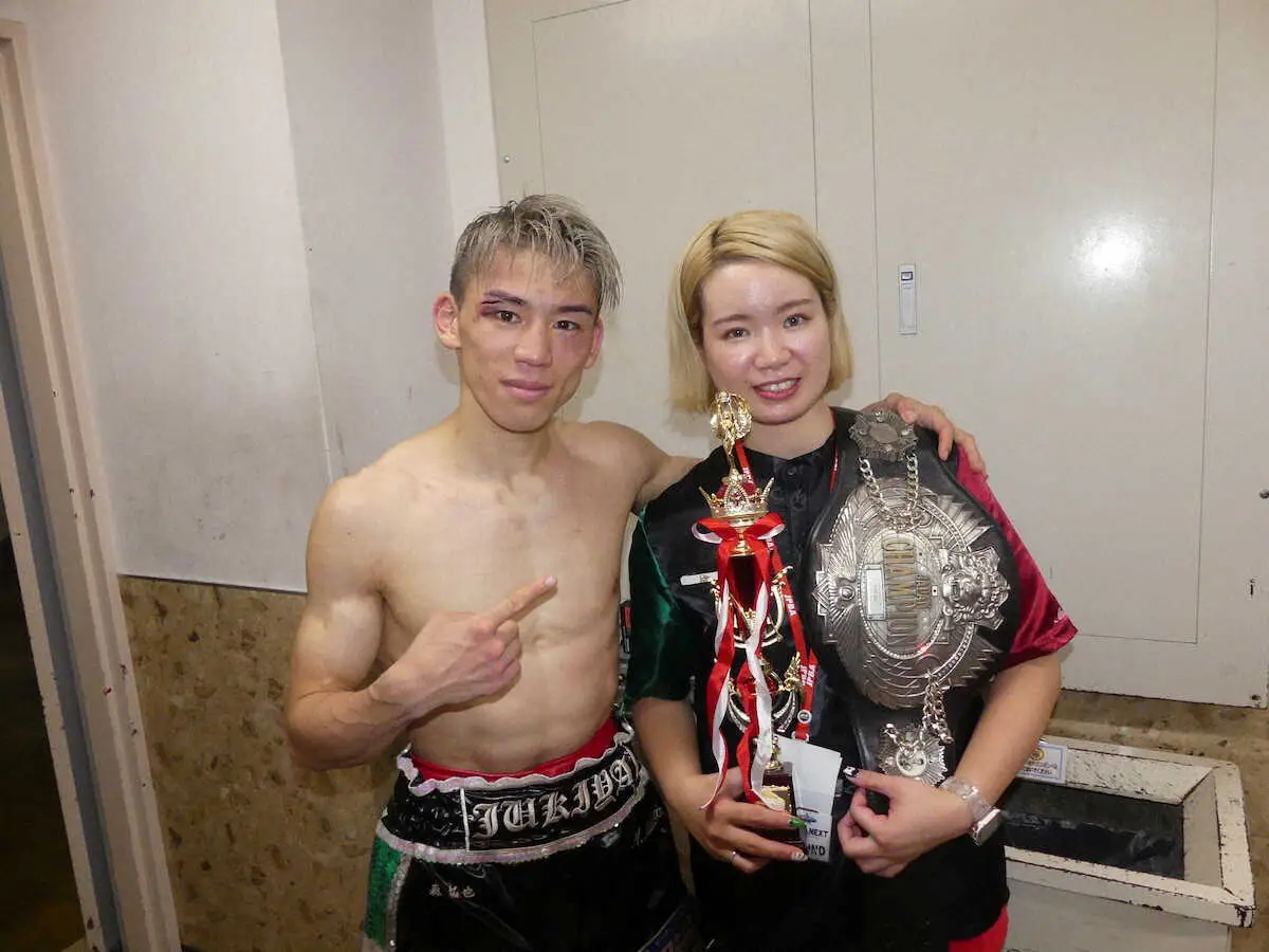 【画像・写真】日本フライ級新王者・飯村樹輝弥　セコンドの婚約者にベルトささげた「最高の勝利を挙げることができた」