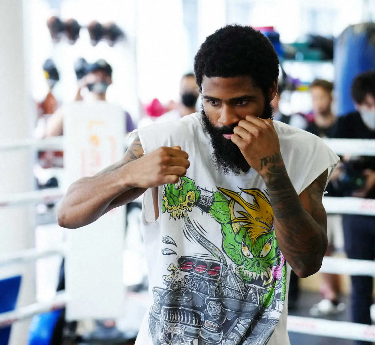 【画像・写真】シャドーボクシングするフルトン（撮影・島崎忠彦）