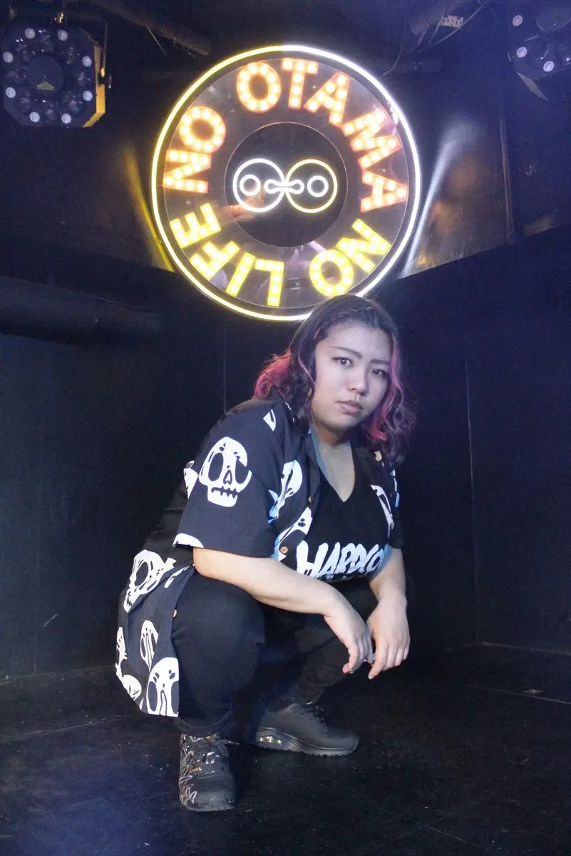 【画像・写真】しゃがみ込んでポーズを取るビューティー吉田（撮影・酒井卓也）