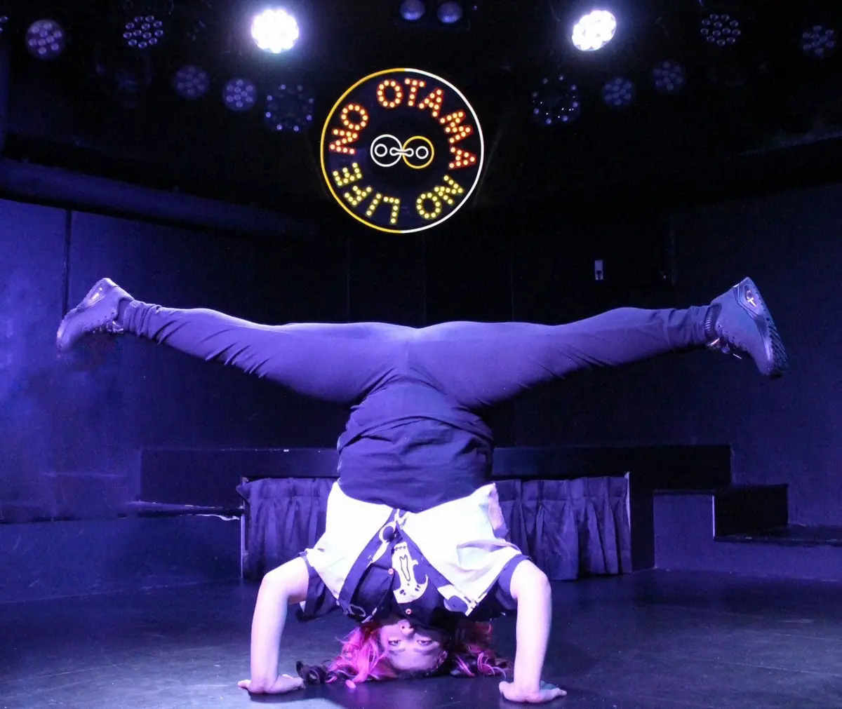 【画像・写真】得意の三点倒立をして開脚するビューティー吉田（撮影・酒井卓也）