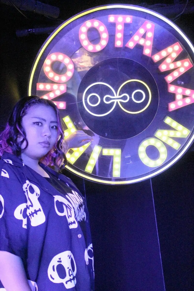 【画像・写真】お店の電子ボードの前でポーズを取るビューティー吉田（撮影・酒井卓也）