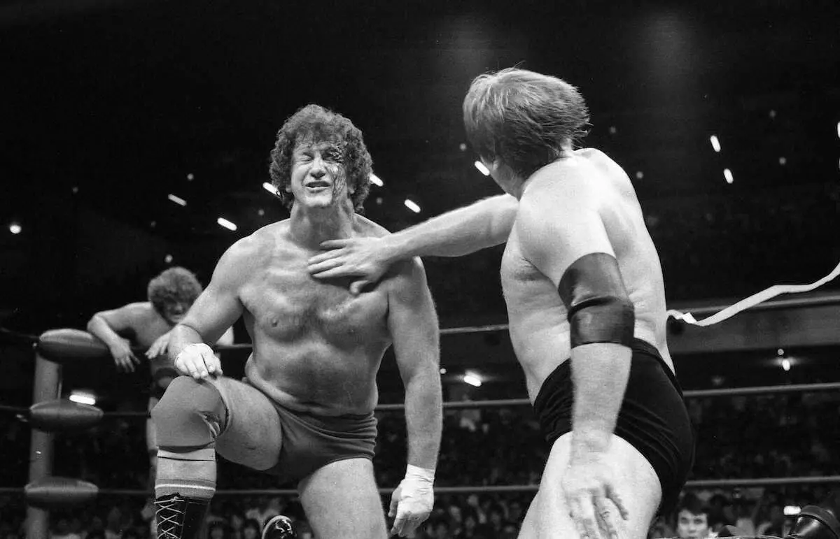 【画像・写真】1983年8月31日、蔵前国技館でハンセンのチョップ攻撃に耐えるテリー・ファンクさん（左）（撮影・山内　猛）