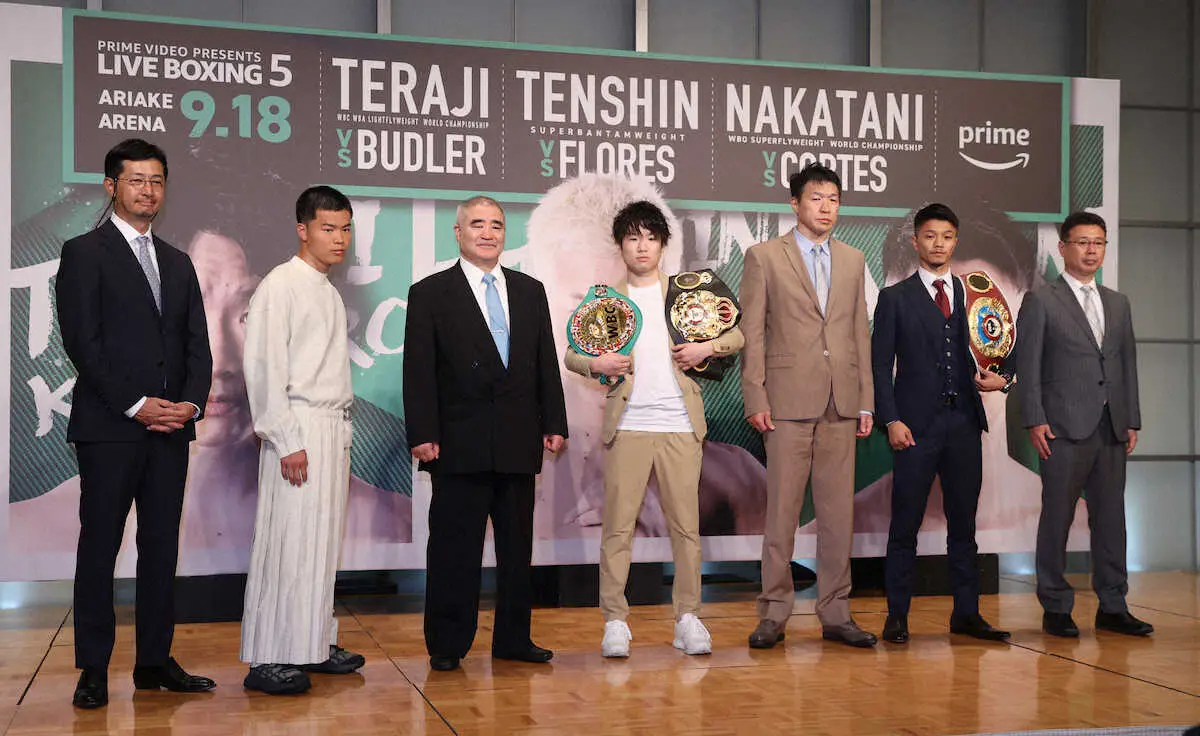 【画像・写真】会見のフォトセッションでポーズをとる那須川天心（左から2人目）、寺地拳四朗（中）、中谷潤人（右から2人目）ら（撮影・西海健太郎）