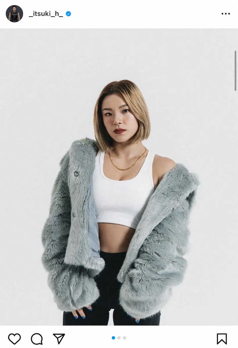 【画像・写真】平田樹公式インスタグラム（@_itsuki_h_）から。白のブラトップに青ベースのファーのアウターを羽織って決め顔をする平田樹