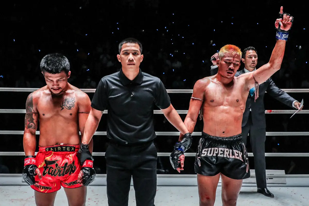 【画像・写真】判定で敗れて肩を落とすロッタン（左）。判定勝利を収めたスーパーレック（C）ONE　Championship