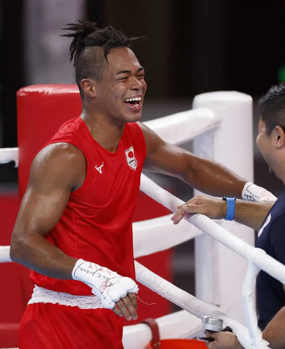 【画像・写真】男子71キロ級準決勝でカザフスタン選手に勝利し、喜ぶ岡沢セオン（共同）