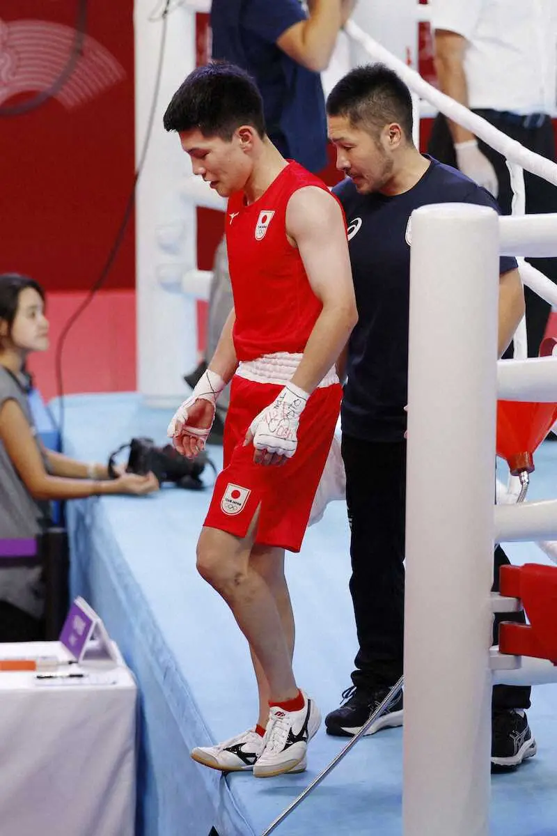 【画像・写真】　男子51キロ級準決勝で敗れ、引き揚げる坪井智也（左）（共同）