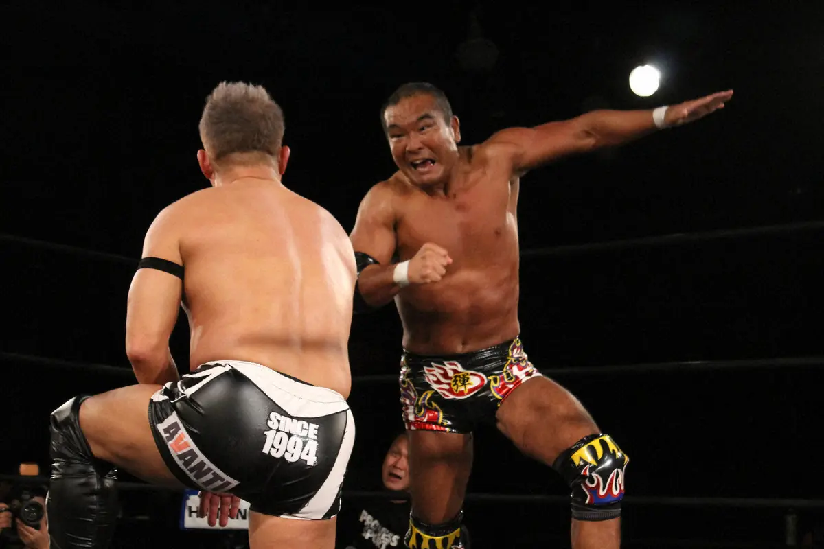 【画像・写真】スライディングDを打ち込む田中将斗（右）（撮影・酒井卓也）