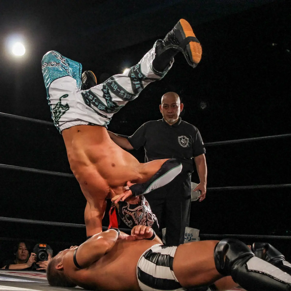 【画像・写真】倒立してポーズを決めてニードロップを落とすドラゴン・キッド（撮影・酒井卓也）