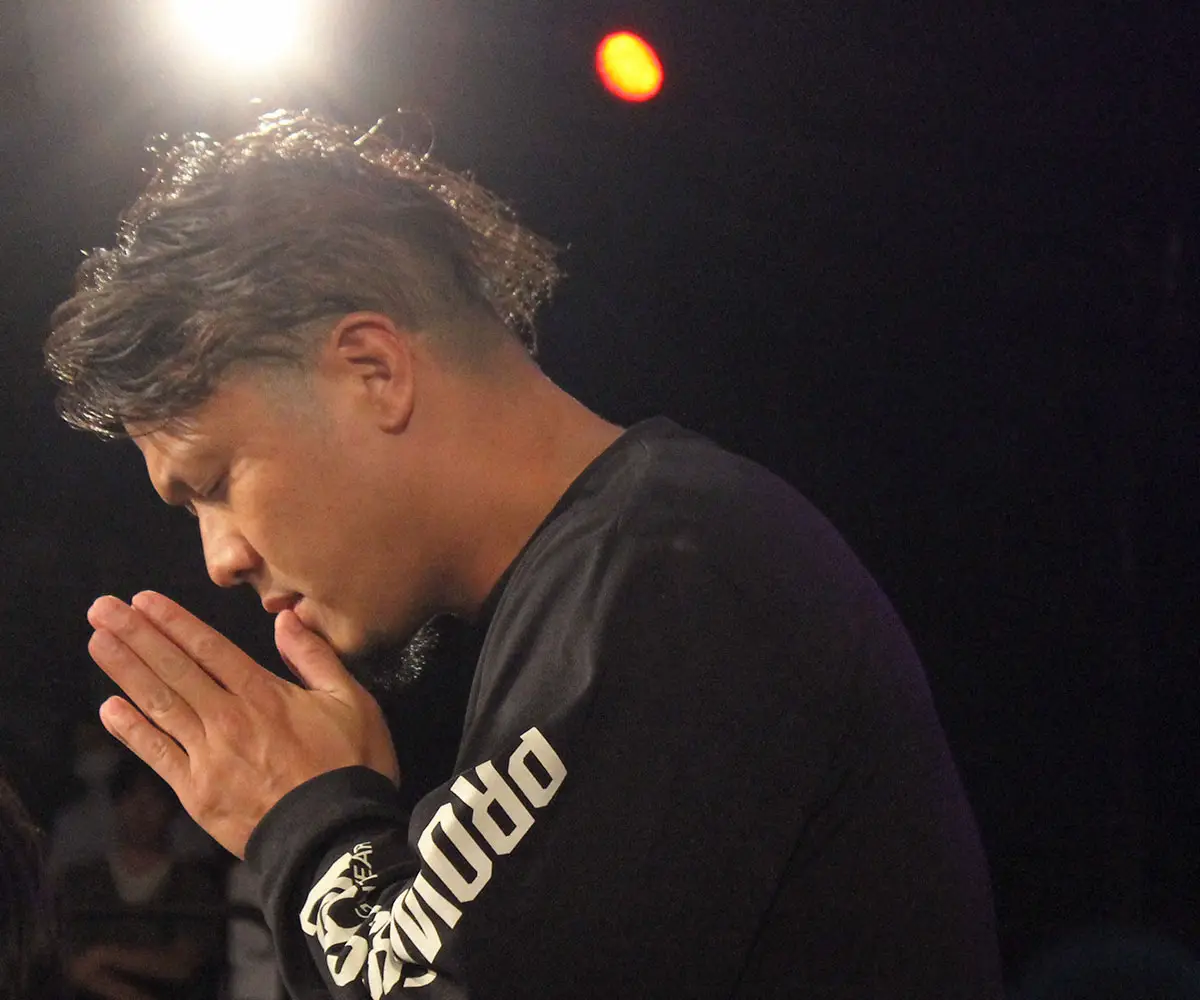 【画像・写真】リング上がる前に祈るフジタ“Jr”ハヤト（撮影・酒井卓也）