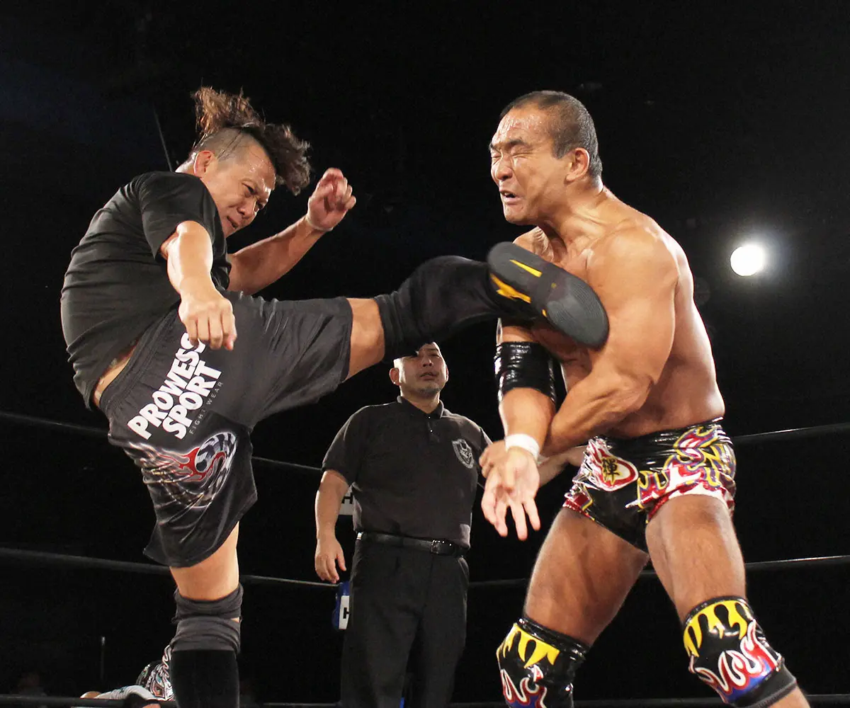 【画像・写真】強烈な蹴りを打ち込むフジタ“Jr”ハヤト（撮影・酒井卓也）