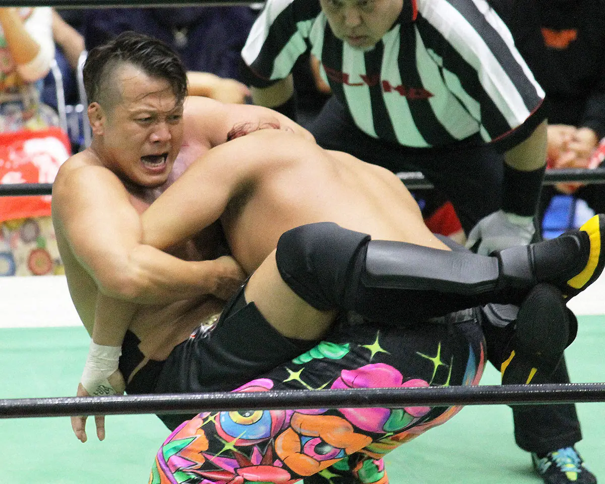 【画像・写真】必殺のK.I.Dを決めるフジタ“Jr”ハヤト（撮影・酒井卓也）