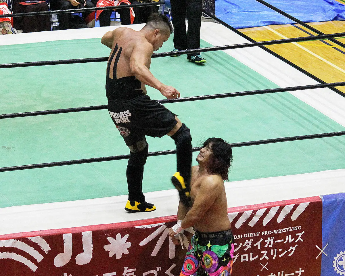 【画像・写真】エプロン際で高橋ヒロムに蹴りを振り抜くフジタ“Jr”ハヤト（撮影・酒井卓也）