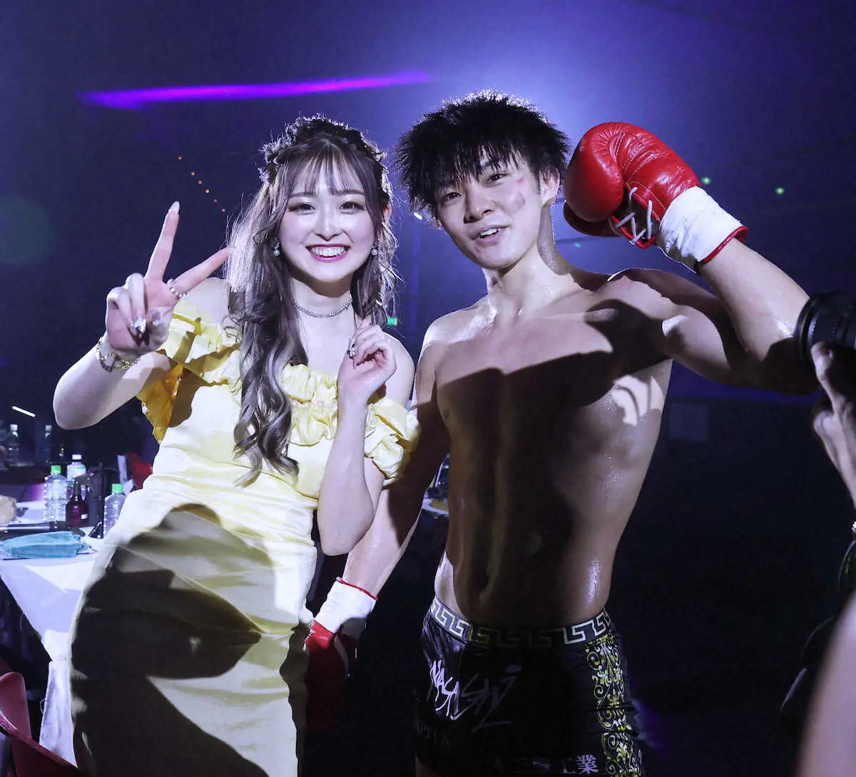 【画像・写真】K－１会場で2ショットを披露した玖村将史（右）とゆうちゃみ