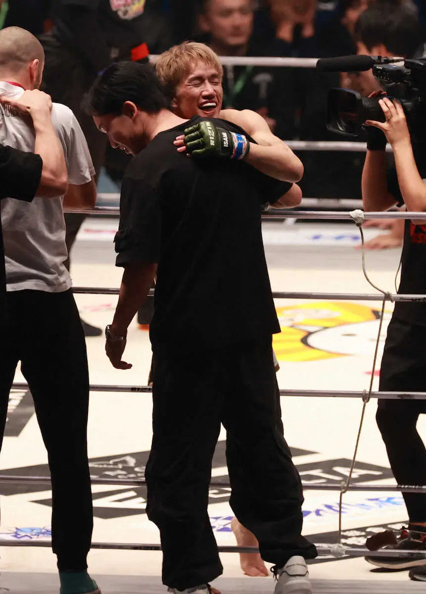 【画像・写真】TKO勝利に兄の未来と抱き合って喜ぶ朝倉海（撮影・篠原岳夫）