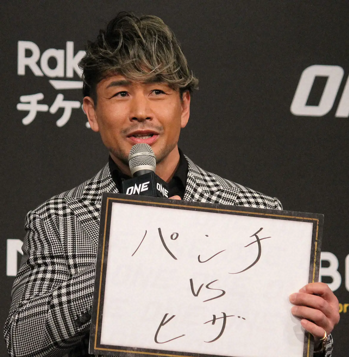 【画像・写真】11日のONEのトークセッションで、スーパーレックVS武尊のポイントとして「ヒザVSパンチ」と挙げた魔裟斗