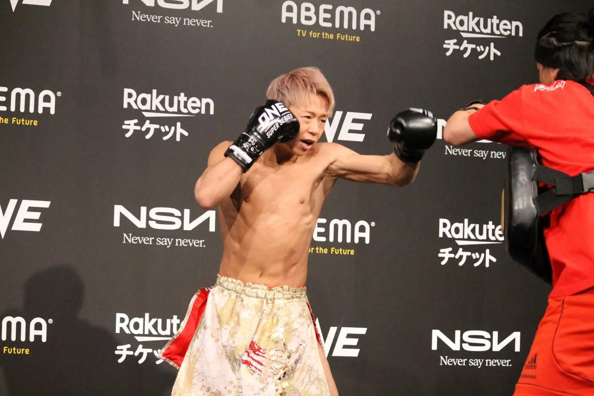 【画像・写真】公開練習で強烈なパンチミットを披露した武尊（撮影・酒井卓也）