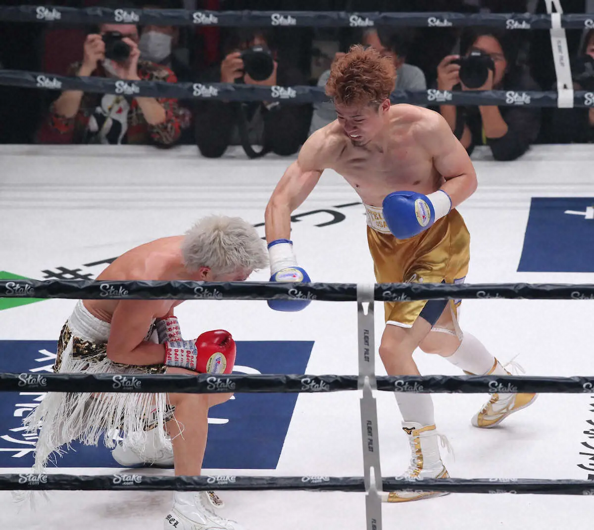 【画像・写真】辰吉寿以輝が日本ランカーの与那覇に僅差判定勝ち「何かタイトルを」　左拳負傷も父・丈一郎も笑顔