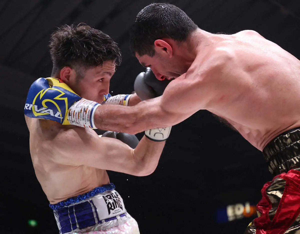 【画像・写真】10R、ダラキアン（右）を攻めるユーリ阿久井（撮影・北條貴史）