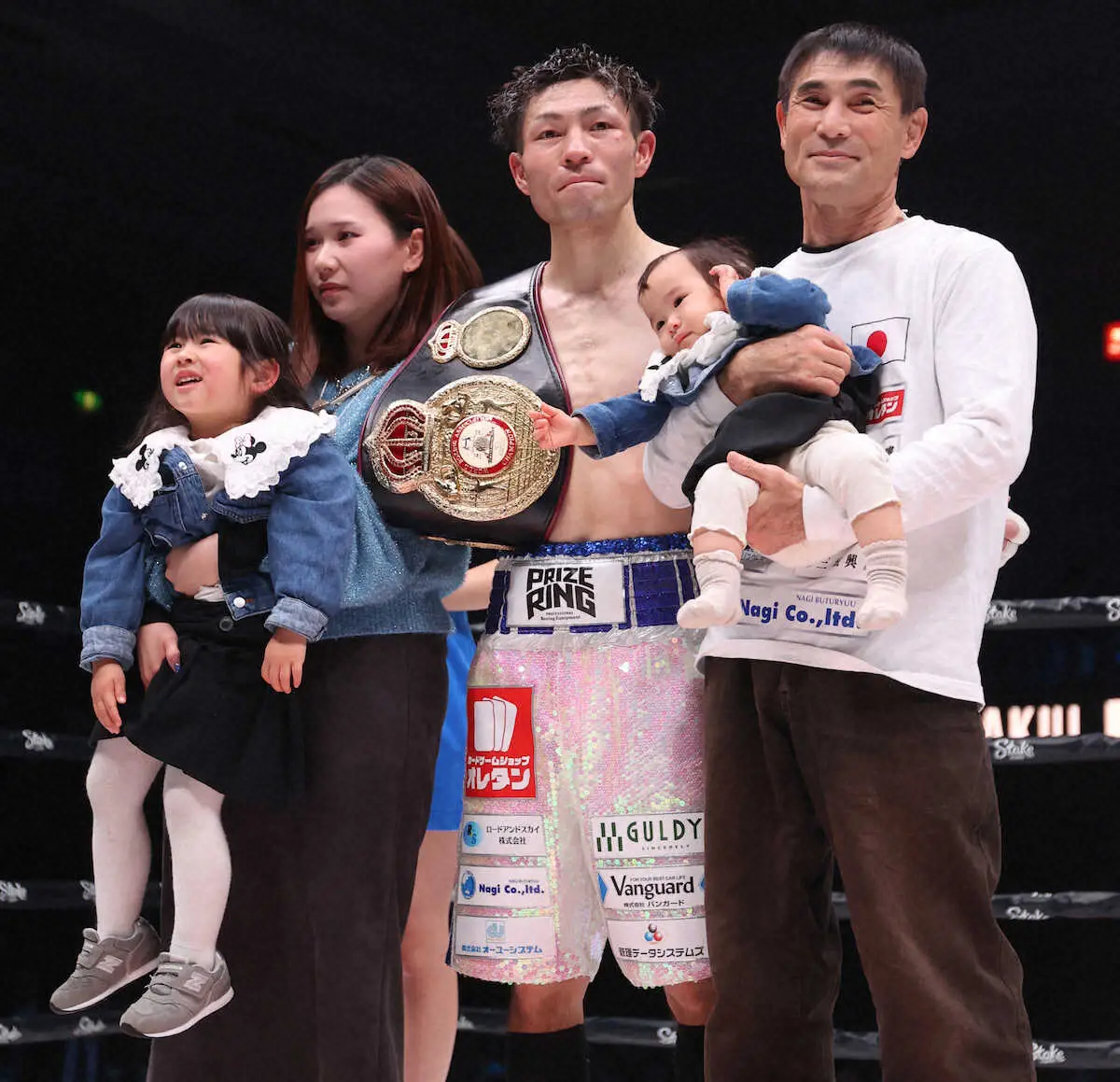 【画像・写真】王座を獲得し、家族と記念写真に納まるユーリ阿久井（中央）（撮影・北條　貴史）