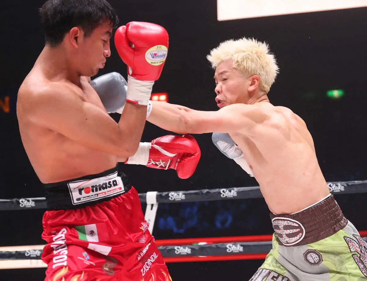 【画像・写真】2R、ロブレス（左）を攻める那須川（撮影・北條　貴史）