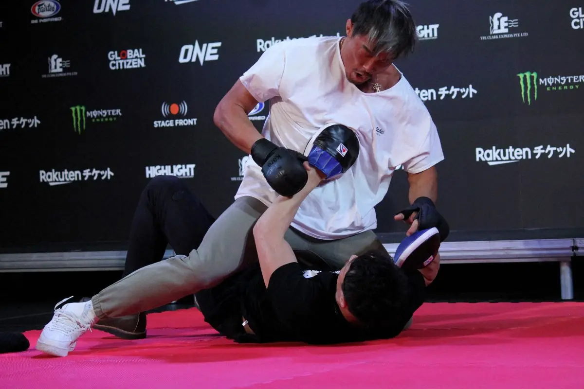 【画像・写真】【ONE】秋山成勲「しんどいね…」と苦笑い　公開練習ではマウントでの肘打ち披露