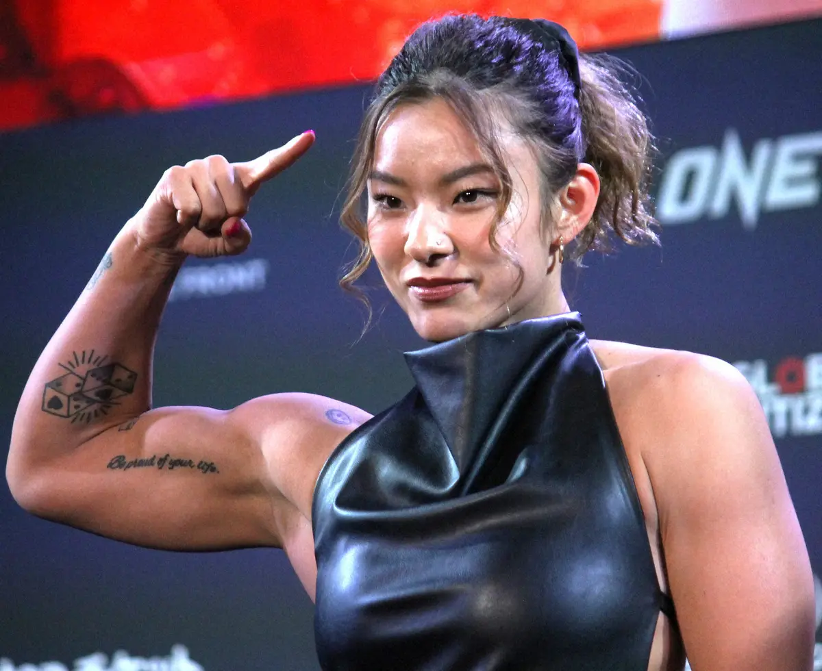 【画像・写真】記者会見でセクシーなブラックレザーワンピースでマッスルポーズを見せる平田樹（撮影・酒井卓也） 