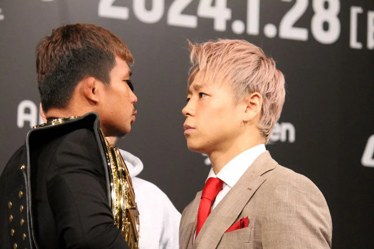 【画像・写真】11日の会見でも緊張感あるにらみ合いをしていた王者スーパーレックとフェースオフした武尊（右/撮影・酒井卓也）