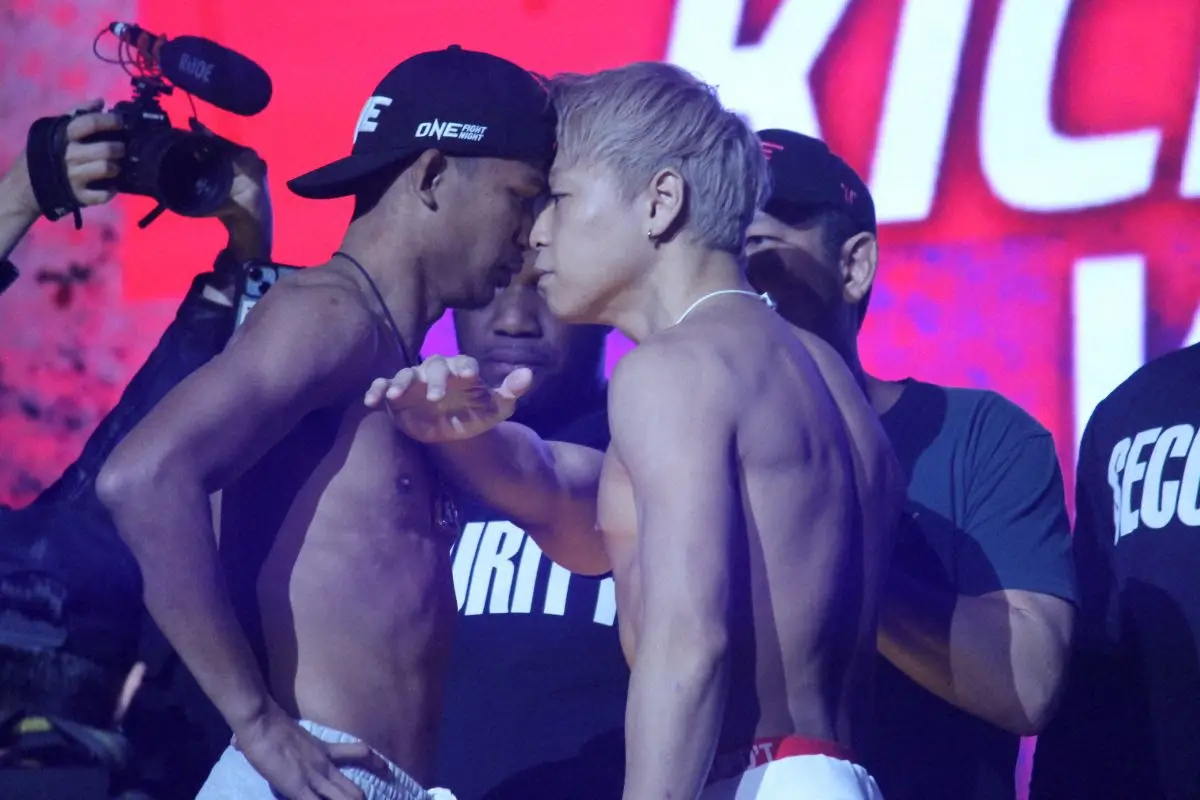 【画像・写真】【ONE】スーパーレックVS武尊　額を合わせた約10秒間の激しいにらみ合い！武尊「明日は獲ります」