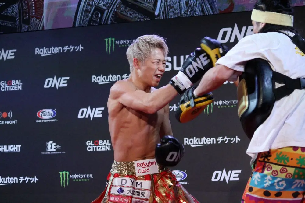 【画像・写真】強烈なパンチミット打ち披露した武尊（撮影・酒井卓也）