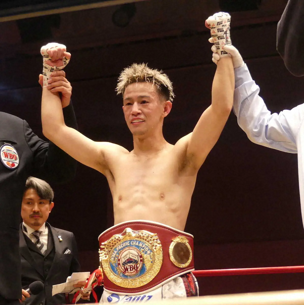 【画像・写真】穴口一輝さんにささぐ　同門・小林豪己3回TKO勝ち　「一輝、やったぞ！」絶叫の王座返り咲き