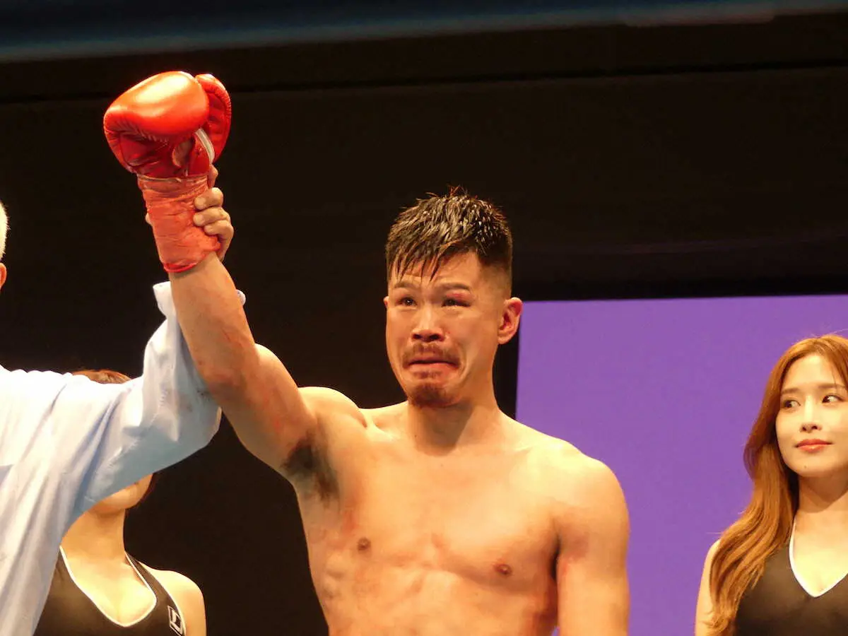 【画像・写真】【ボクシング】元日本2階級王者・坂晃典が東洋太平洋Sフェザー級新王者　鯉渕健との流血戦制す