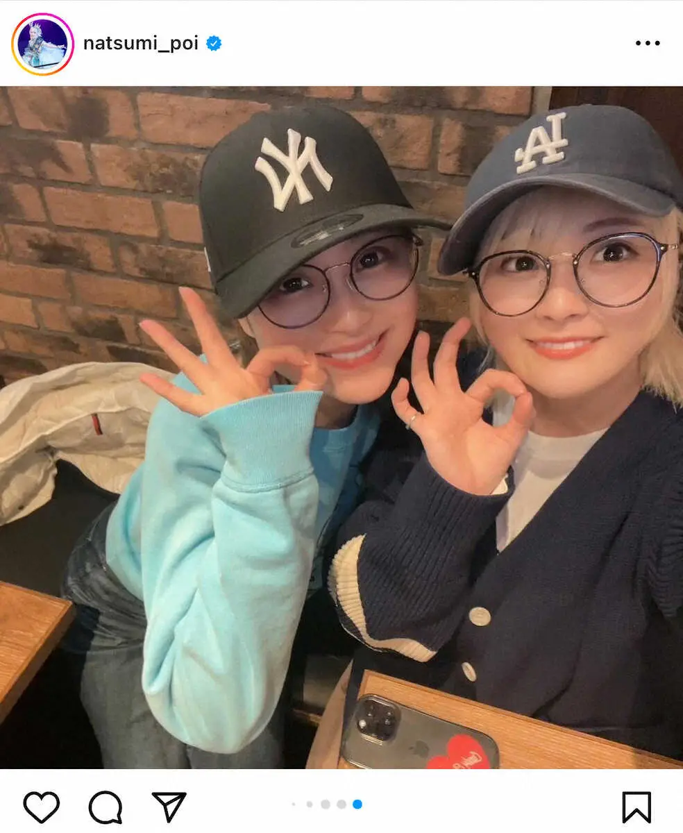 【画像・写真】鈴木奈々となつぽいポーズでの2ショット！なつぽいの公式インスタグラムから（＠natsumi＿poi）。