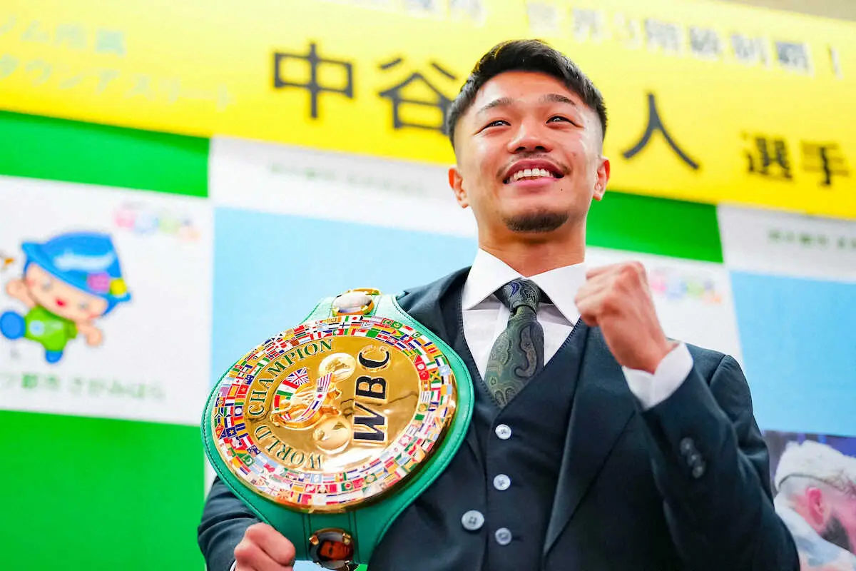 【画像・写真】＜中谷潤人3階級制覇報告会＞笑顔でポーズを決める中谷（撮影・会津　智海）