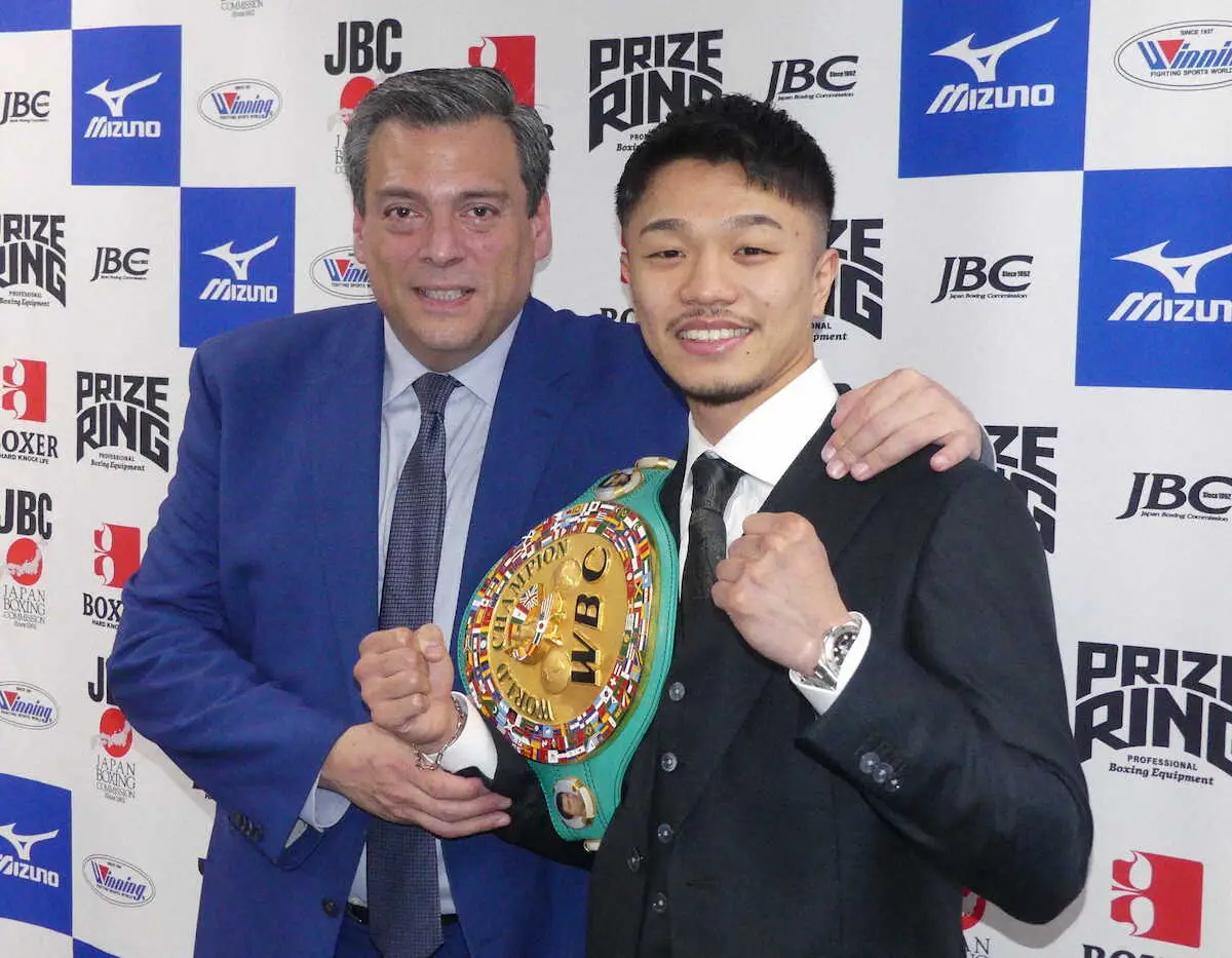 【画像・写真】世界3階級制覇王者・中谷潤人　WBC会長からベルト手渡され笑顔「WBCの顔と言っていただけた」