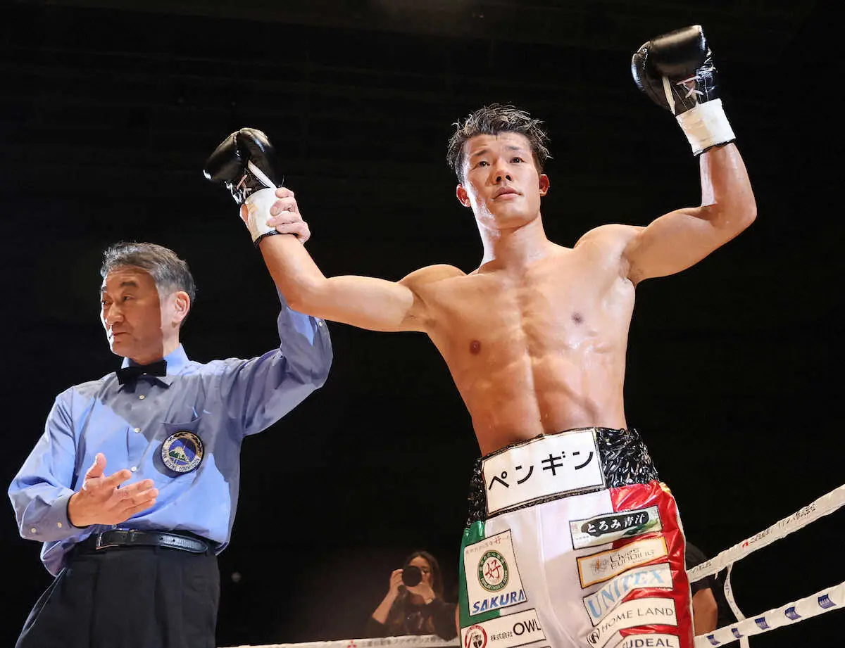 【画像・写真】＜3150FIGHT＞（フェザー級10回戦）5回終了でTKO勝利となり、勝ち名乗りを受ける亀田和毅（撮影・椎名　航）