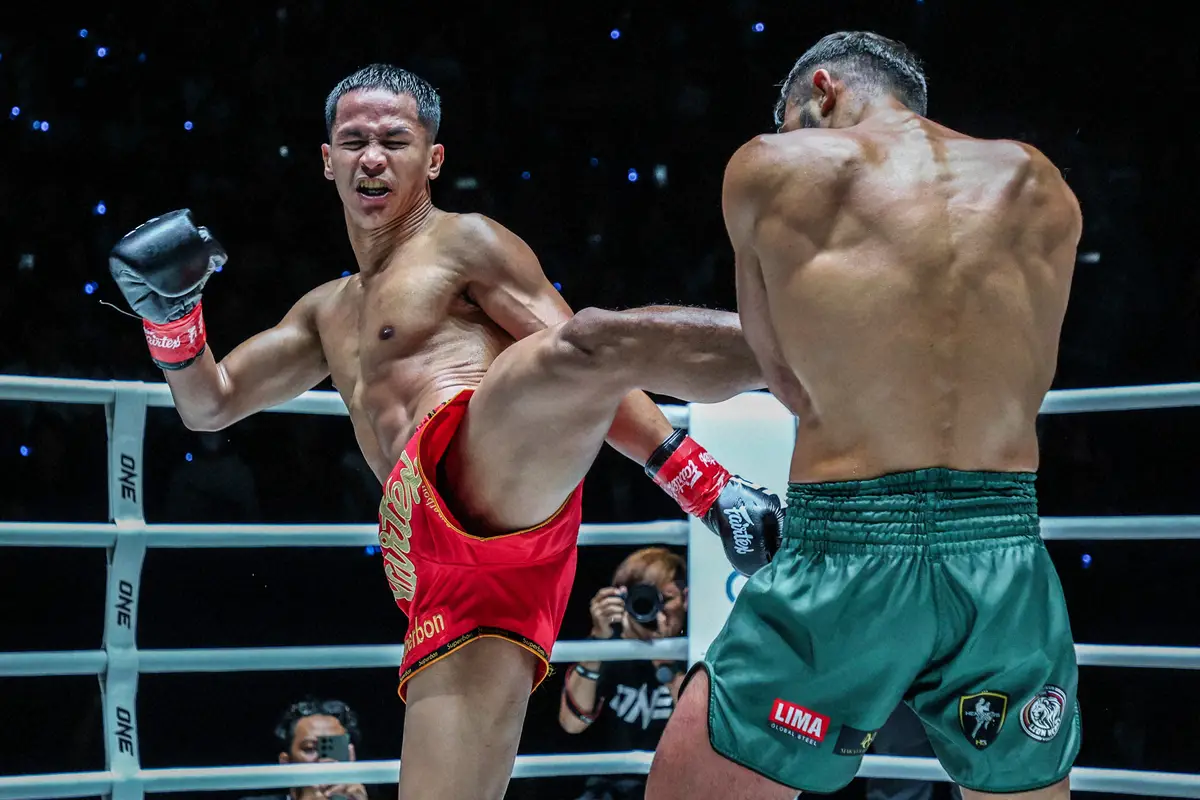 【画像・写真】強烈なミドルキックを放つスーパーボン(C)ONE　championship