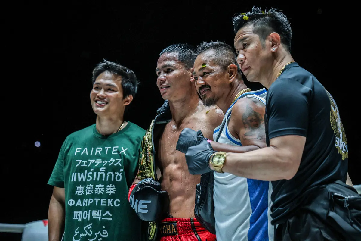 【画像・写真】仲間と記念撮影をするスーパーボン（左から2人目）(C)ONE　championship