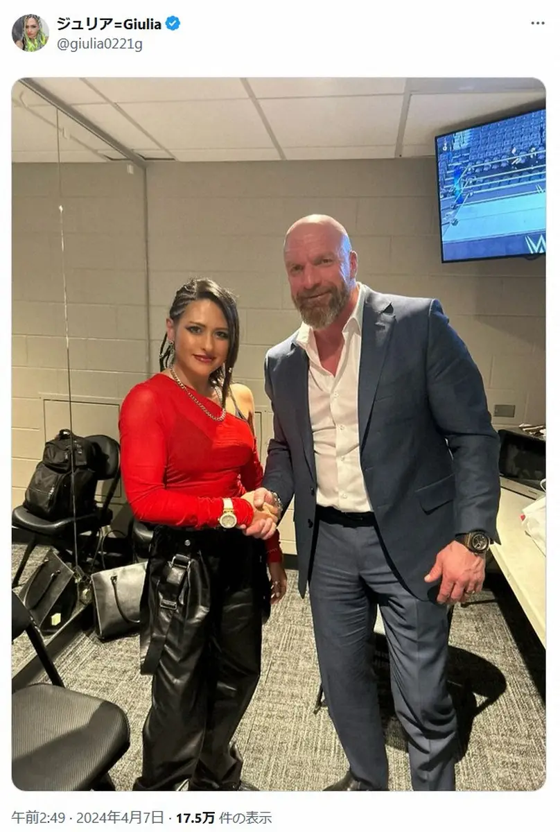 【画像・写真】トリプルHとがっちり握手するジュリア。ジュリアの公式X（＠giulia0221g）から。