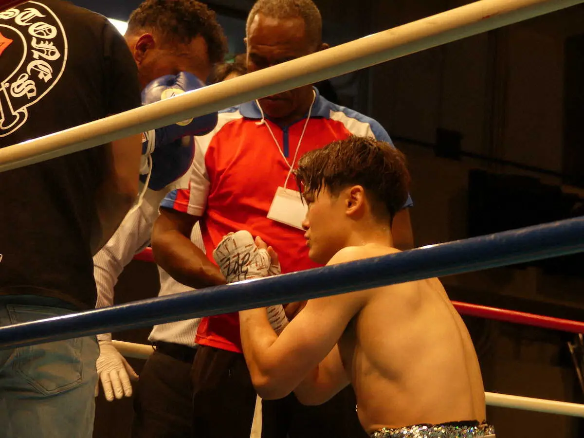 【画像・写真】試合後モレノに謝罪する堤