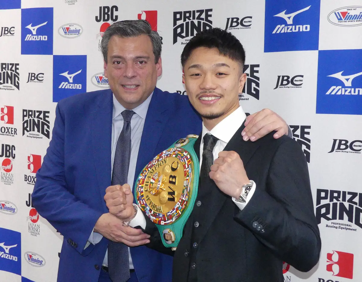 【画像・写真】WBCのスライマン会長（左）からベルトを贈呈された中谷