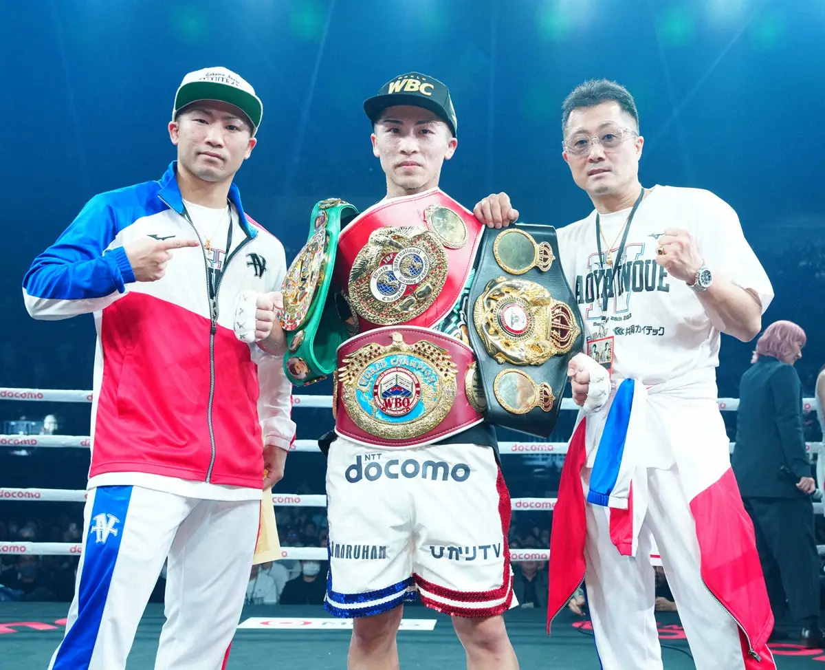 【画像・写真】井上尚弥（中央）、弟の拓真（左）、父の真吾トレーナー